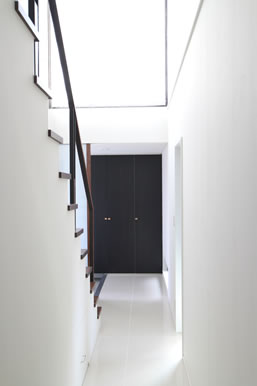 光が気持ち良い階段と廊下